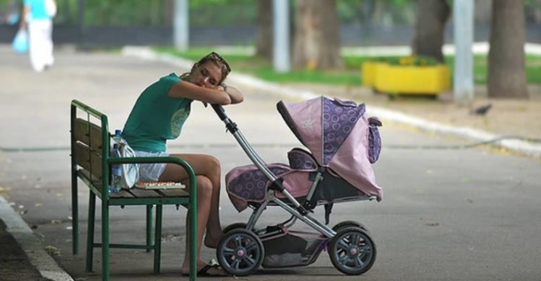 Надя за звичкою пішла посидіти на своїй лавці в парку Але там уже сиділа якась дівчина з